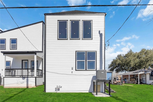 5324 Rue St, Houston, TX 77033 - rear view of house with a lawn