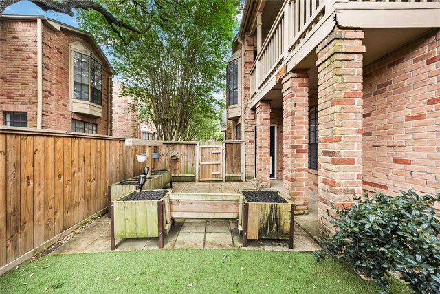2255 Braeswood Park Dr Unit 105, Houston, TX 77030 - view of patio featuring a gate