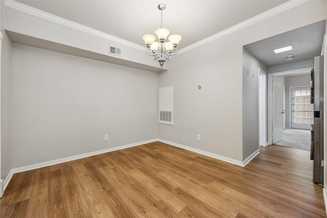 2255 Braeswood Park Dr Unit 105, Houston, TX 77030 - spare room with a chandelier, crown molding, baseboards, and light wood-type flooring