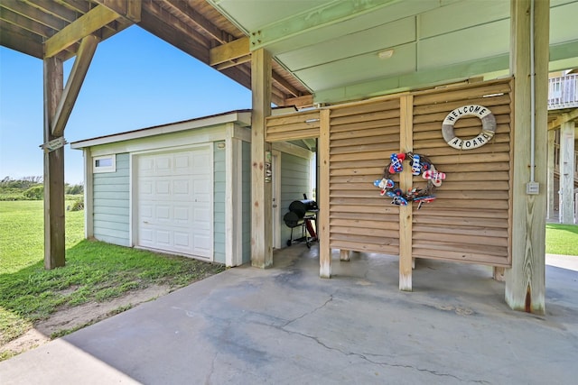 839 S Monkhouse Dr, Crystal Beach, TX 77650 - view of garage