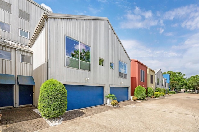646 Lester St, Houston, TX 77007 - view of front facade with a garage, concrete driveway, and a residential view