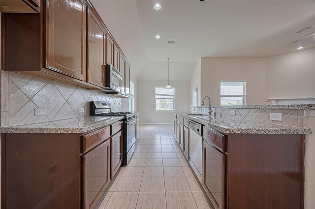 3934 Medici Ct, Missouri City, TX 77459 - kitchen with appliances with stainless steel finishes, a sink, tasteful backsplash, baseboards, and recessed lighting