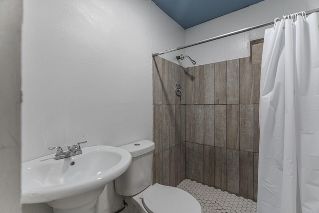 1418 Harris Ave, Pasadena, TX 77506 - full bath featuring a sink, toilet, and tiled shower