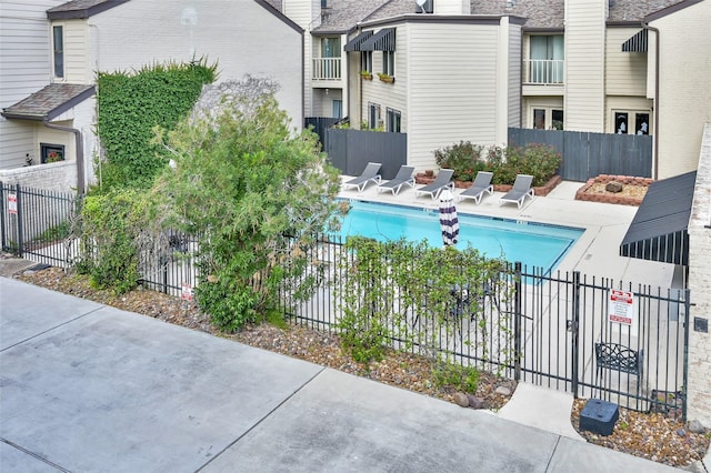 77 Chelsea Blvd, Houston, TX 77006 - view of community pool