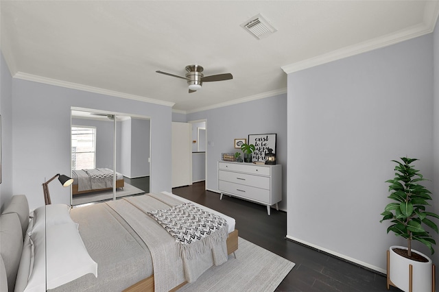 77 Chelsea Blvd, Houston, TX 77006 - bedroom with dark wood-type flooring, ornamental molding, baseboards, ceiling fan, and a closet