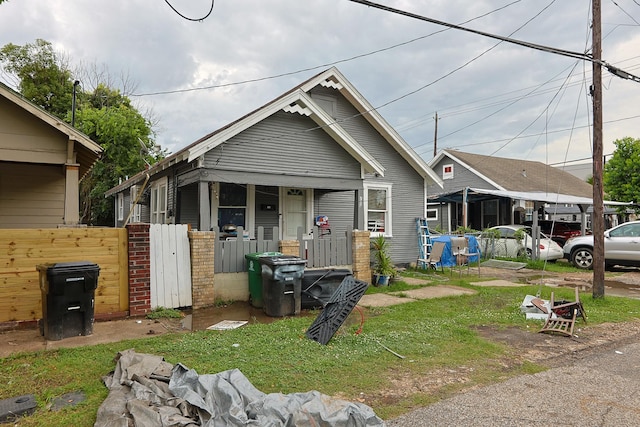 702 72nd St, Houston, TX 77011 - shotgun-style home with a porch