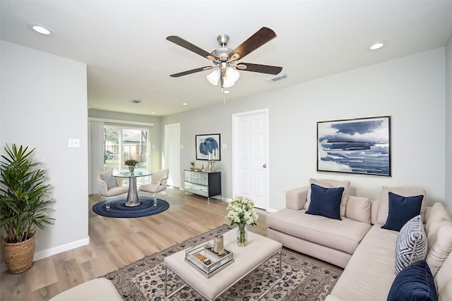 9510 Chesterfield Dr, Houston, TX 77051 - living area featuring wood finished floors, a ceiling fan, baseboards, and recessed lighting