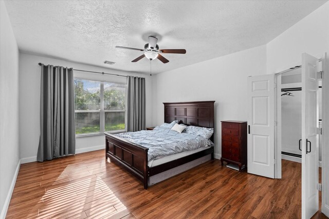 11411 Sugarbush Ridge Ln, Houston, TX 77089 - bedroom with dark wood-style floors, a textured ceiling, and a ceiling fan