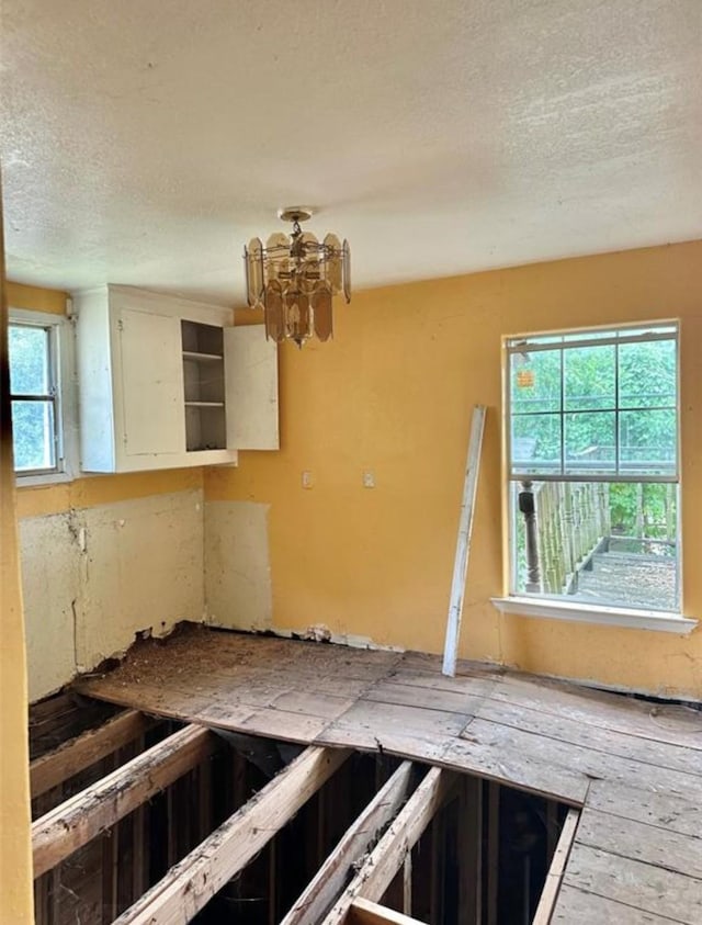 7215 Victoria St, Houston, TX 77020 - spare room with a chandelier and a textured ceiling