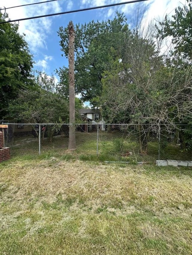 7215 Victoria St, Houston, TX 77020 - view of yard