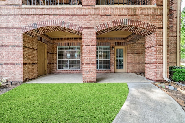 2815 Kings Crossing Dr Unit 106, Houston, TX 77345 - entrance to property with brick siding, a patio area, and a lawn