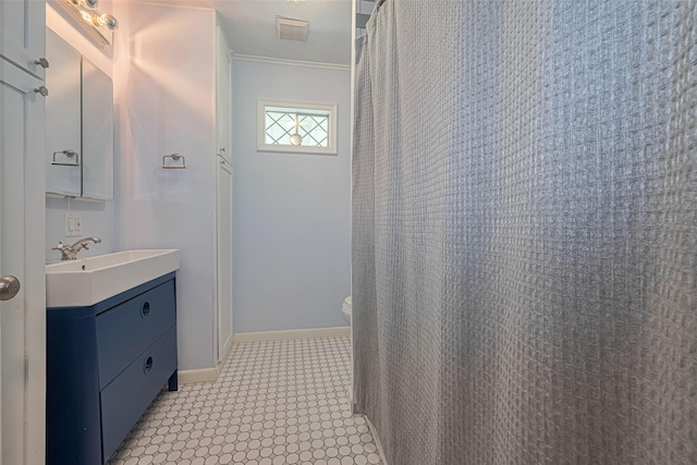 220 Palmyra St, Houston, TX 77022 - full bath with ornamental molding, vanity, toilet, baseboards, and curtained shower