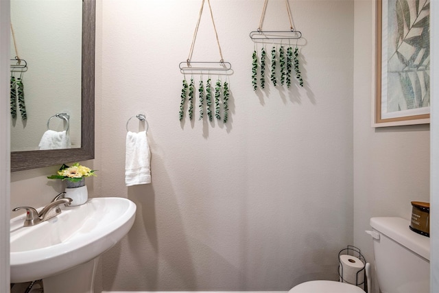 907 Crystal River Rd, Conroe, TX 77316 - half bath featuring toilet and a sink