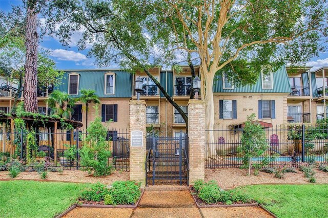 4515 Briar Hollow Pl Unit 213, Houston, TX 77027 - view of property with a fenced front yard