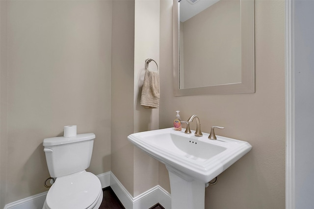 5401 Larkin St, Houston, TX 77007 - half bath featuring toilet, a sink, and baseboards