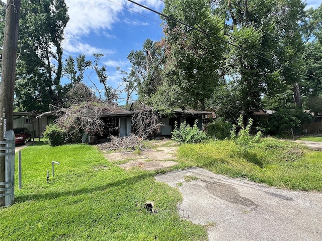 4728 Fitch St, Houston, TX 77016 - view of front of home with a front yard