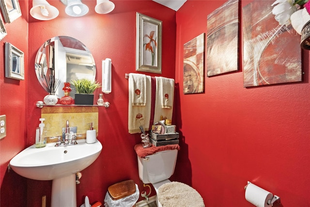 8202 Caddo Rd, Houston, TX 77078 - half bath featuring toilet and a sink