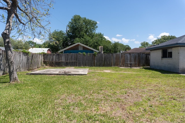 702 Meadowglen Dr, Baytown, TX 77521 - fenced backyard with a patio area