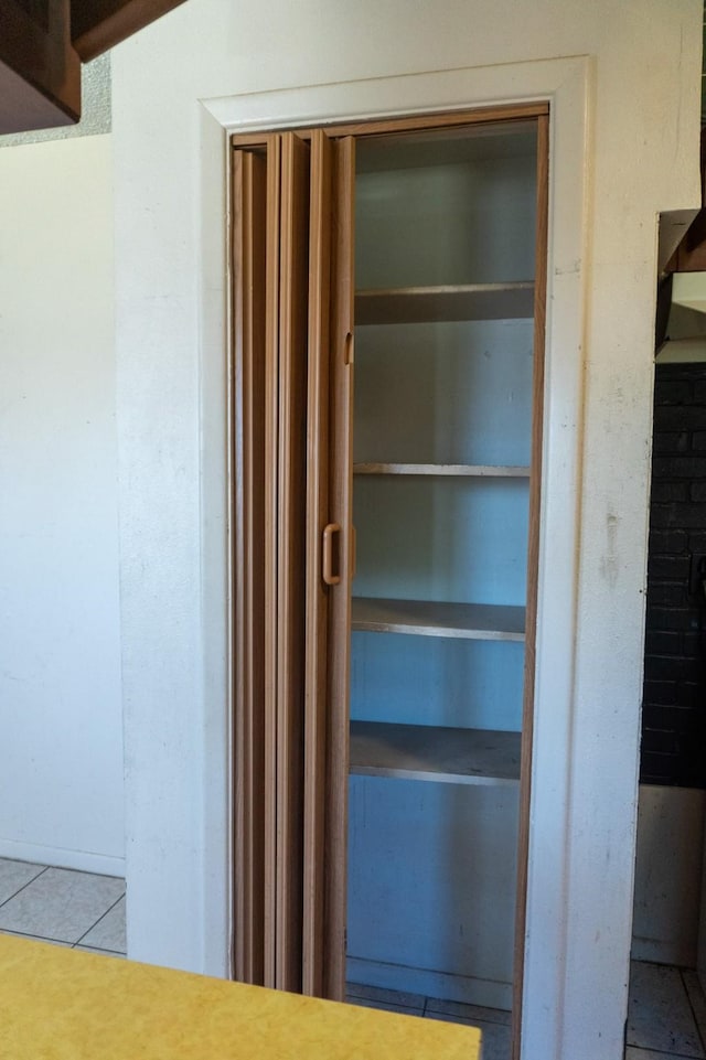 702 Meadowglen Dr, Baytown, TX 77521 - view of closet