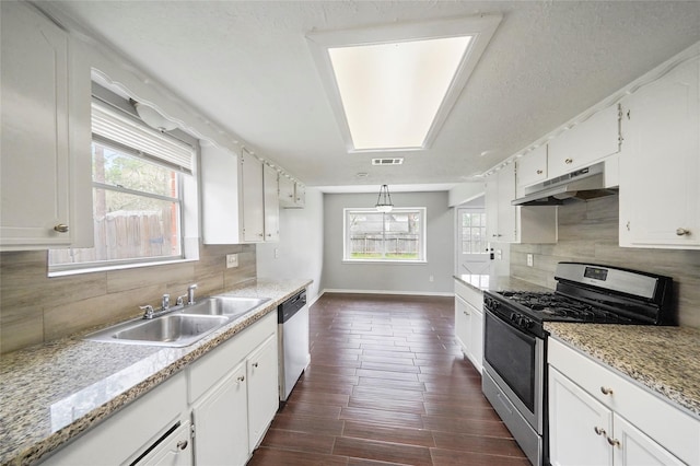 2251 Middle Creek Dr, Houston, TX 77339 - kitchen with stainless steel appliances, under cabinet range hood, a sink, backsplash, and white cabinetry