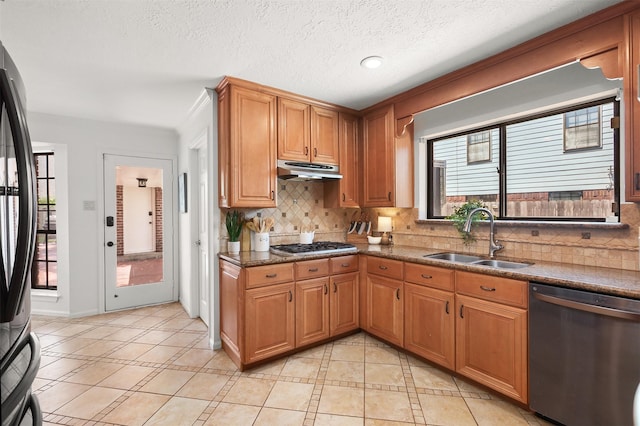 939 Mulberry Ridge Way, Houston, TX 77062 - kitchen featuring appliances with stainless steel finishes, a sink, under cabinet range hood, light tile patterned floors, and a textured ceiling