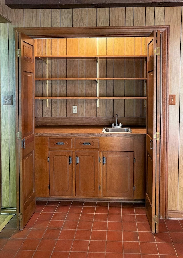 409 W Collier St, Jasper, TX 75951 - indoor wet bar with dark tile patterned floors