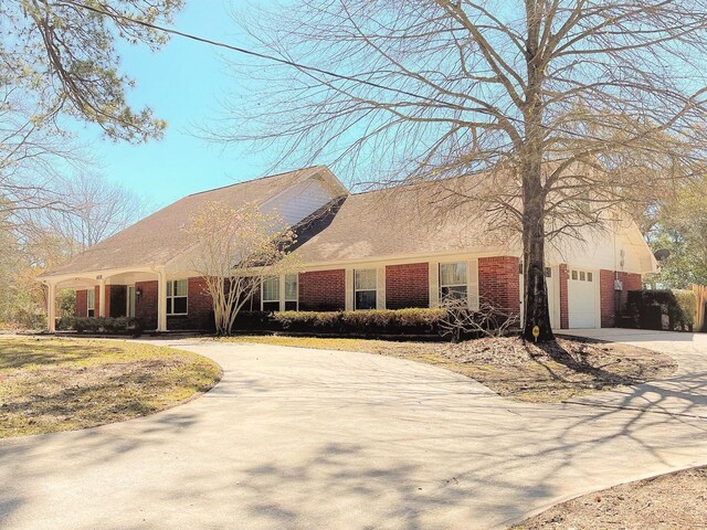 409 W Collier St, Jasper, TX 75951 - single story home with curved driveway and brick siding