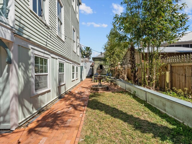1014 20th St, Galveston, TX 77550 - view of yard featuring a patio