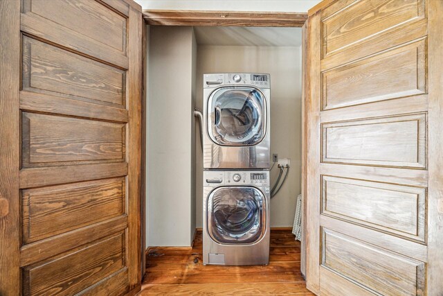 808 Coronado St, Houston, TX 77009 - washroom featuring stacked washer / drying machine, wood finished floors, and baseboards