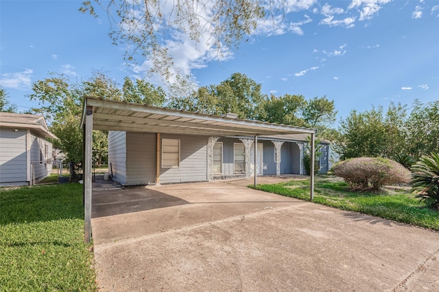 5619 Willow Glen Dr, Houston, TX 77033 - view of front of house with covered porch and a front lawn
