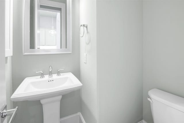 5421 Larkin St, Houston, TX 77007 - half bath featuring toilet