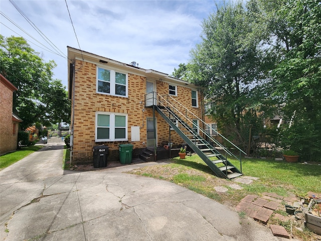 1634 Castle Ct, Houston, TX 77006 - view of front of property featuring brick siding and a front yard