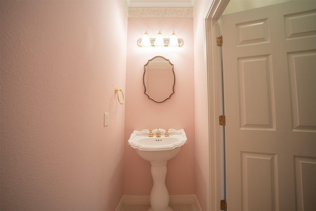 918 Dogwood Ridge Dr, Diboll, TX 75941 - bathroom with baseboards