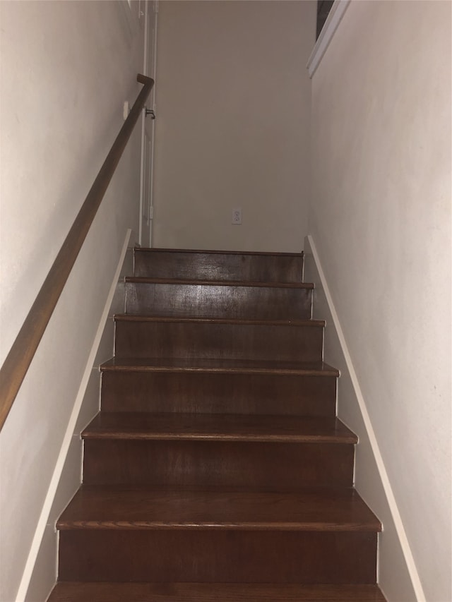 2726 Maybrook Hollow Ln, Houston, TX 77047 - view of stairway