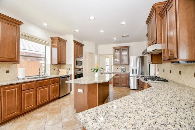 19707 Mission Pines Ln, Richmond, TX 77407 - kitchen featuring stainless steel appliances, a center island, decorative backsplash, a sink, and recessed lighting