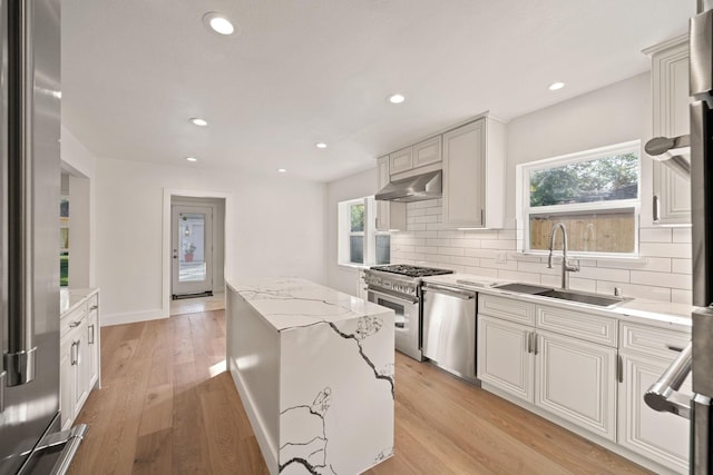 736 Voss Rd, Hunters Creek Village, TX 77024 - kitchen featuring stainless steel appliances, under cabinet range hood, a sink, backsplash, and a kitchen island