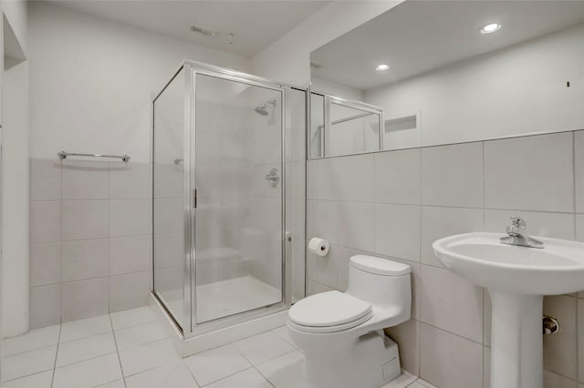 1601 W Webster St Unit 9, Houston, TX 77019 - full bath with tile walls, a stall shower, toilet, recessed lighting, and tile patterned floors