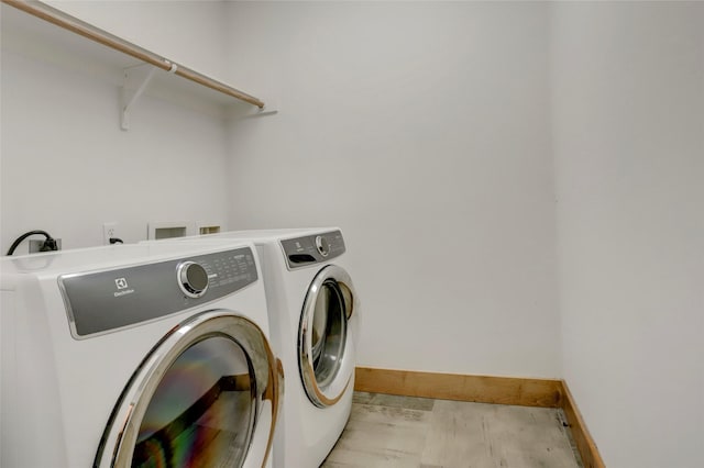 1601 W Webster St Unit 9, Houston, TX 77019 - laundry room with baseboards and washing machine and clothes dryer