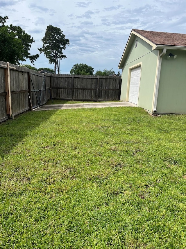 13031 Crystal Cove Dr, Houston, TX 77044 - fenced backyard with a garage