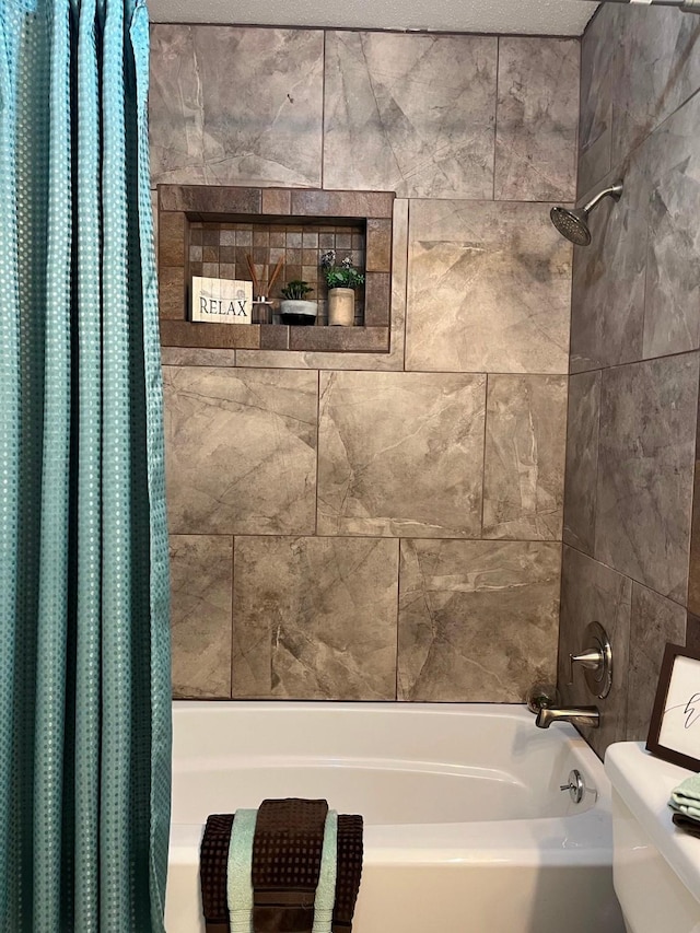 13031 Crystal Cove Dr, Houston, TX 77044 - full bath featuring shower / tub combo with curtain