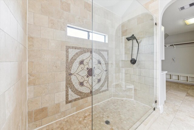 1512 Thompson St Unit 3, Houston, TX 77007 - bathroom with a tile shower and a spacious closet