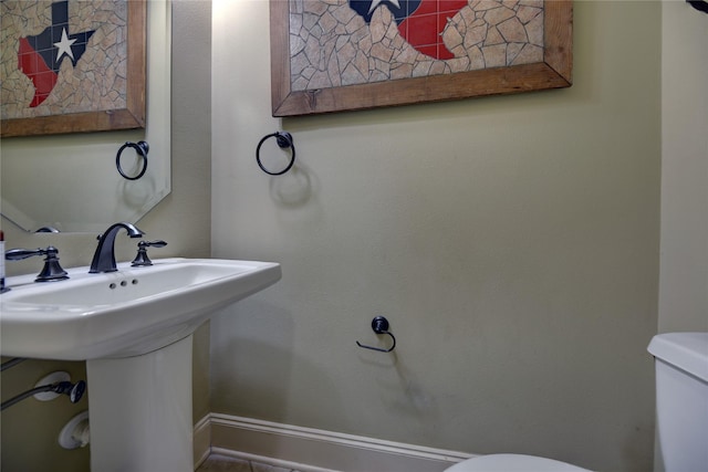 3077 Dees Cir, Sealy, TX 77474 - half bath featuring toilet, baseboards, and a sink