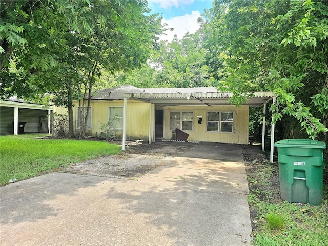 4926 Idaho St, Houston, TX 77021 - view of front of house with concrete driveway and a front lawn