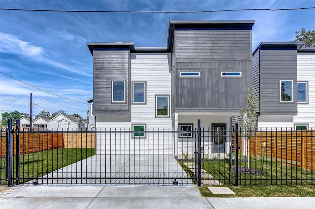 5407 Lee St, Houston, TX 77020 - modern home with a gate