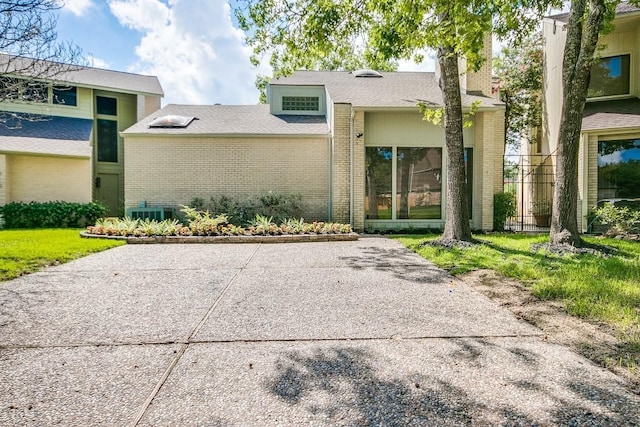 923 Cranberry Hill Ct, Houston, TX 77079 - view of front facade with brick siding