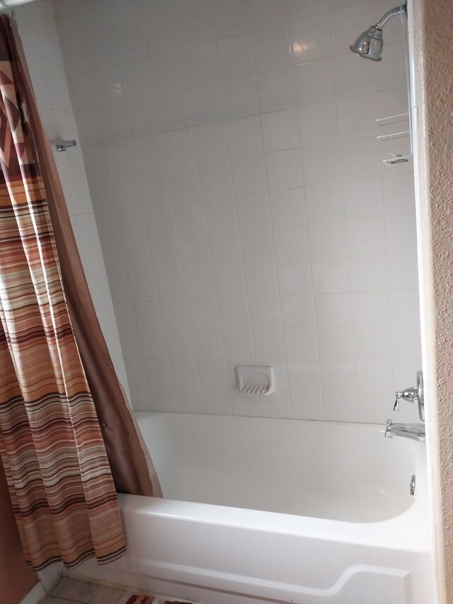 2450 Edgedale Dr, Missouri City, TX 77489 - full bath with shower / bath combo with shower curtain