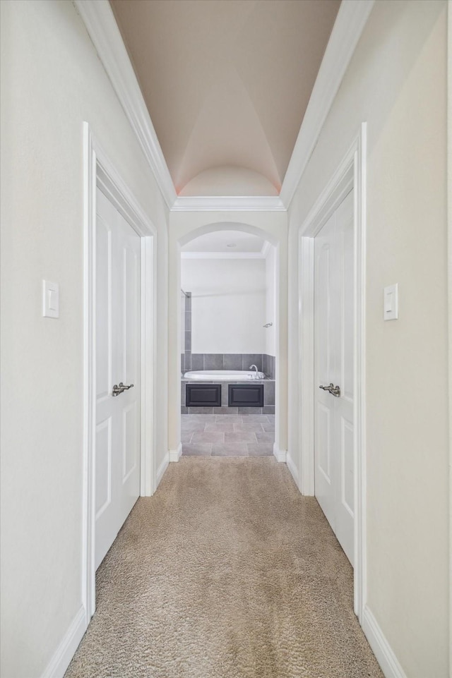 6013 Kansas St Unit B, Houston, TX 77007 - corridor featuring carpet flooring, arched walkways, vaulted ceiling, and baseboards