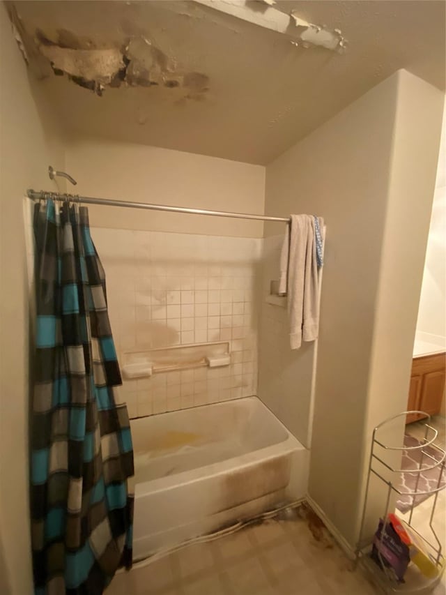 10206 Ravenwood View Ln, Houston, TX 77075 - bathroom featuring shower / bath combo with shower curtain and baseboards