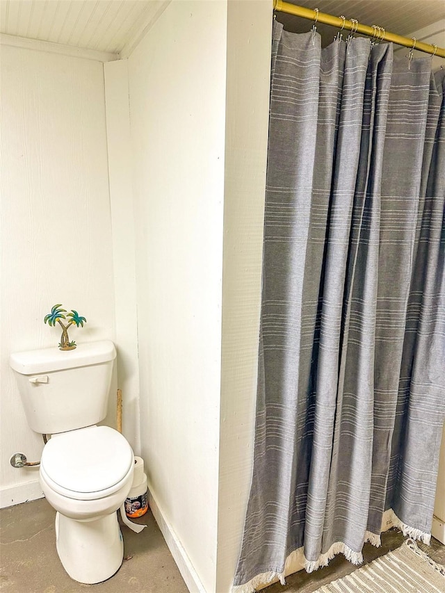 1032 N Selwyn Rd, Crystal Beach, TX 77650 - bathroom featuring toilet, baseboards, and curtained shower
