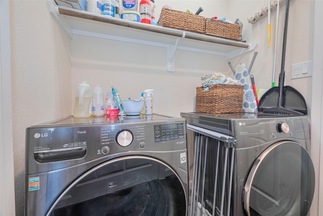 10712 Addicks Oaks Pl, Houston, TX 77043 - laundry area with washing machine and dryer